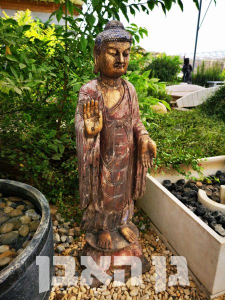 בודהה מאבן טבעית