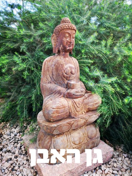 פסל בודהה יושבת מאבן טבעית