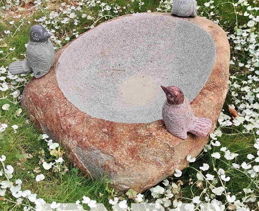 שוקת אבן עם פסלי ציפורים