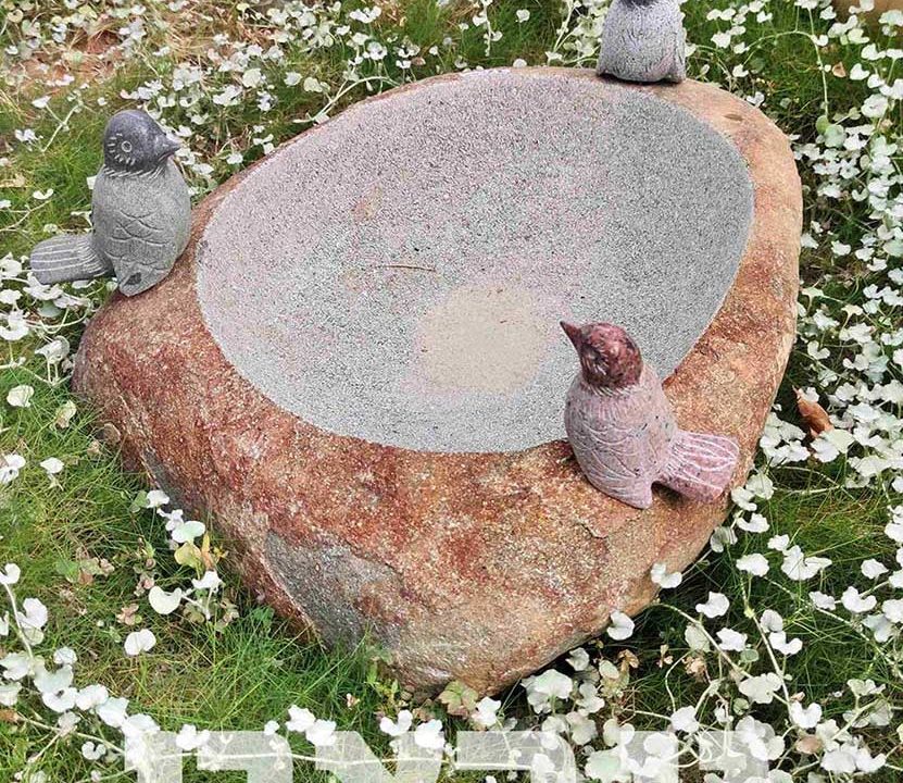 שוקת אבן עם פסלי ציפורים